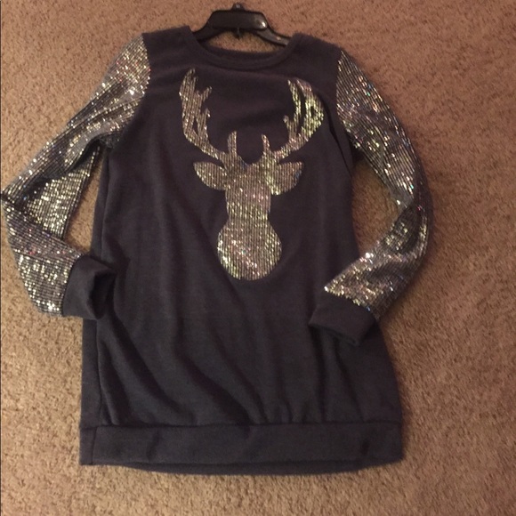 💰💰SOLD💰💰 Boutique reindeer top w/ sequins! - Picture 2 of 8
